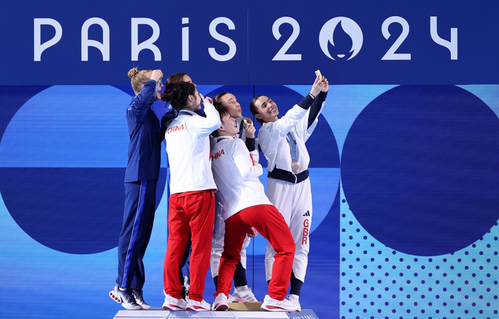 VĐV dùng Galaxy Z Flip6 để selfie khoảnh khắc nhận huy chương tại Olympic Paris 2024 - Ảnh 3.