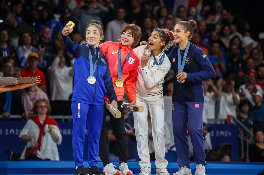 VĐV dùng Galaxy Z Flip6 để selfie khoảnh khắc nhận huy chương tại Olympic Paris 2024 - Ảnh 8.