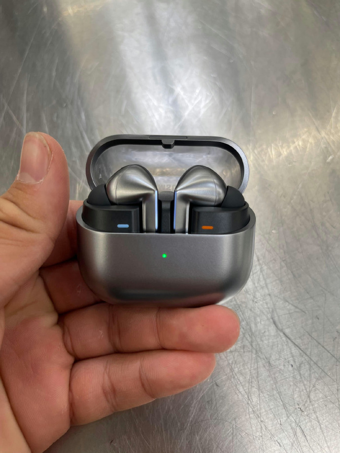 Galaxy Buds3 Pro đã có ảnh trên tay: Thiết kế mới giống AirPods Pro nhưng 