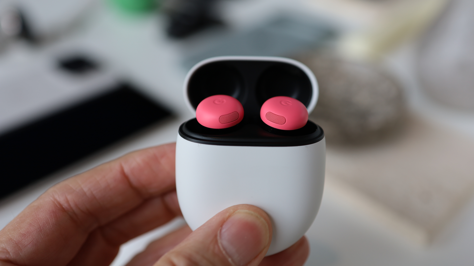 Google ra mắt tai nghe siêu chống ồn AI, giá ngang AirPods Pro 2- Ảnh 1.