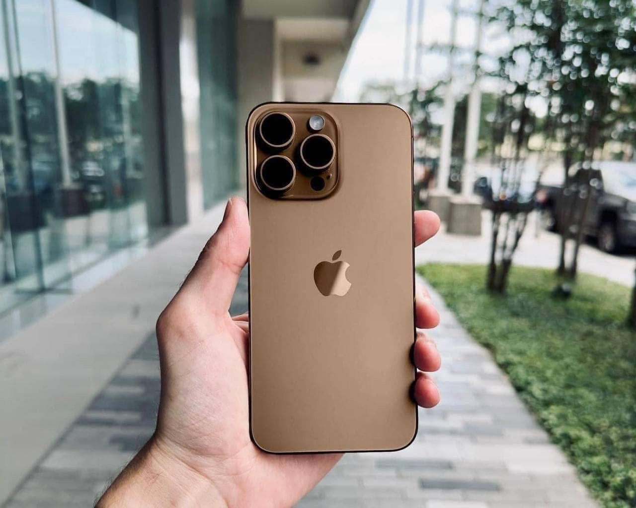 Hình ảnh iPhone 16 Pro với màu titan sa mạc mới, khác xa màu vàng mà chúng ta tưởng tượng!- Ảnh 4.