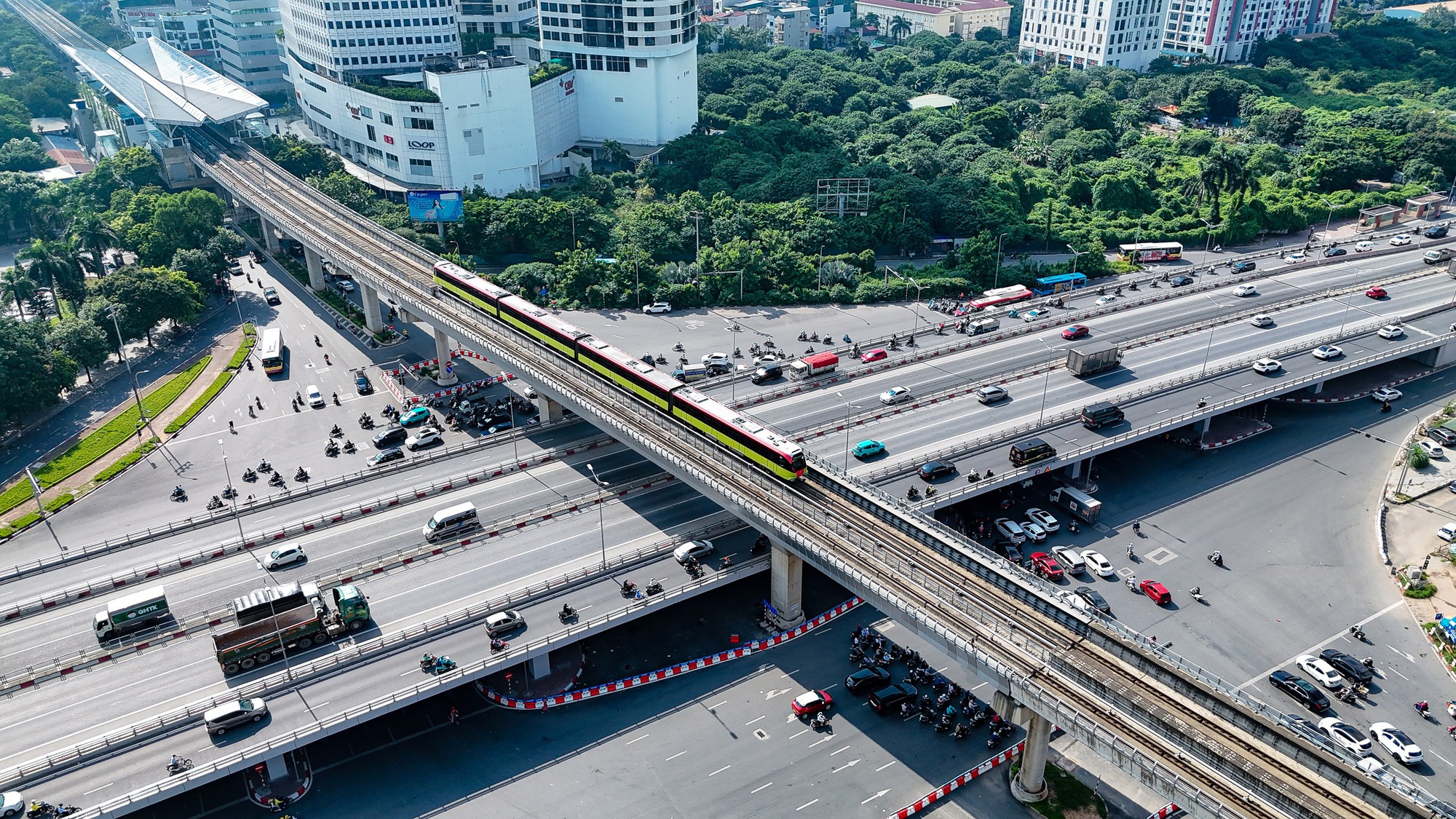 VIDEO: Người dân hào hứng trải nghiệm Metro Nhổn - ga Hà Nội sau 15 năm chờ đợi- Ảnh 11. VIDEO: Người dân hào hứng trải nghiệm Metro Nhổn - ga Hà Nội sau 15 năm chờ đợi- Ảnh 11.