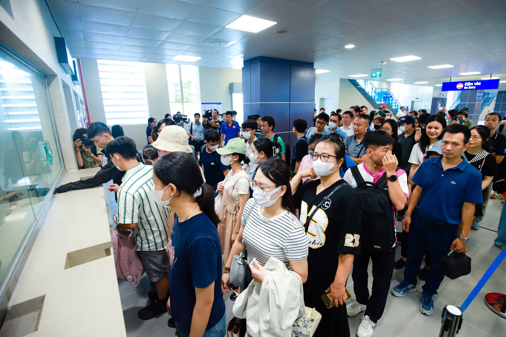 VIDEO: Người dân hào hứng trải nghiệm Metro Nhổn - ga Hà Nội sau 15 năm chờ đợi- Ảnh 1. VIDEO: Người dân hào hứng trải nghiệm Metro Nhổn - ga Hà Nội sau 15 năm chờ đợi- Ảnh 1.
