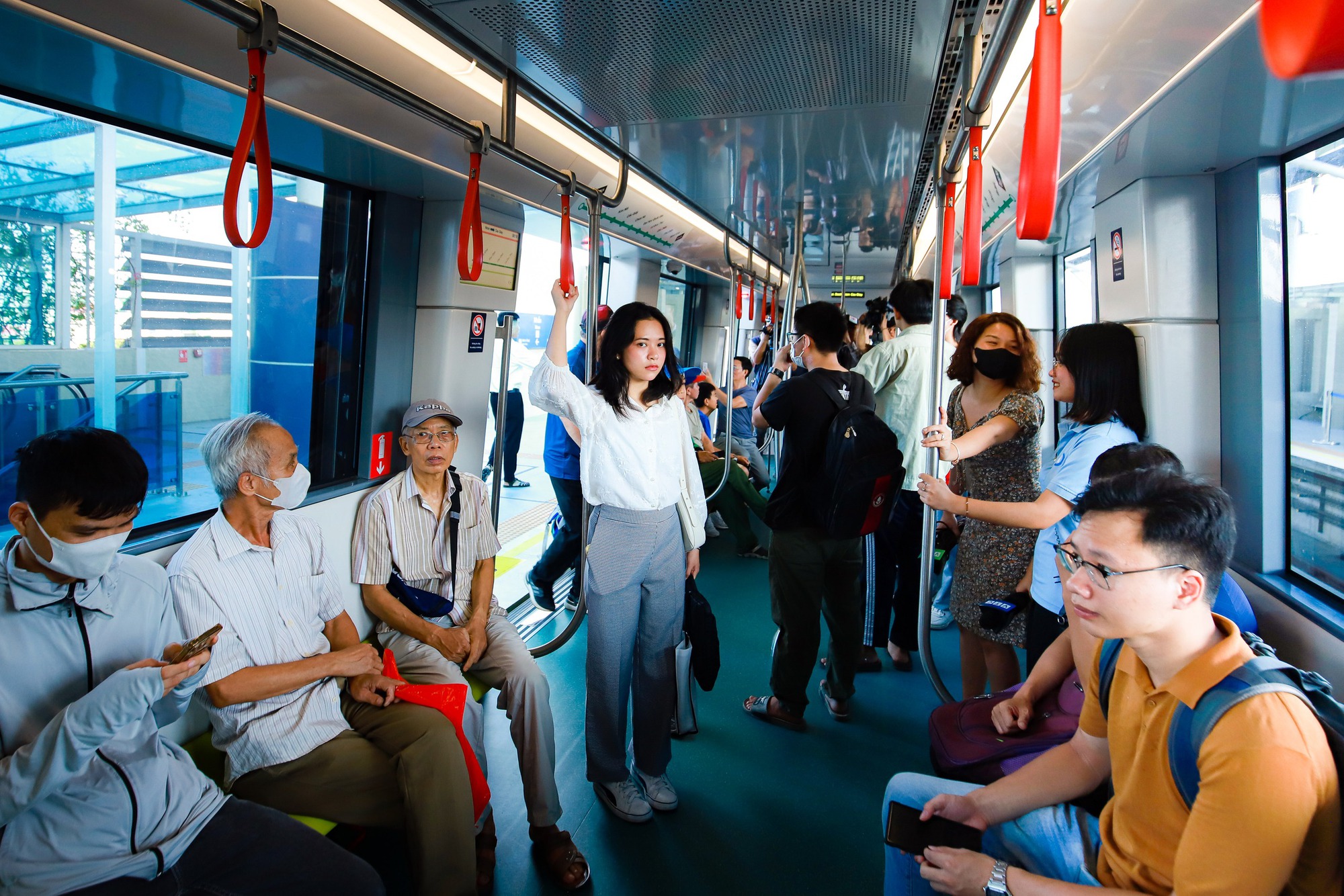 VIDEO: Người dân hào hứng trải nghiệm Metro Nhổn - ga Hà Nội sau 15 năm chờ đợi- Ảnh 9.