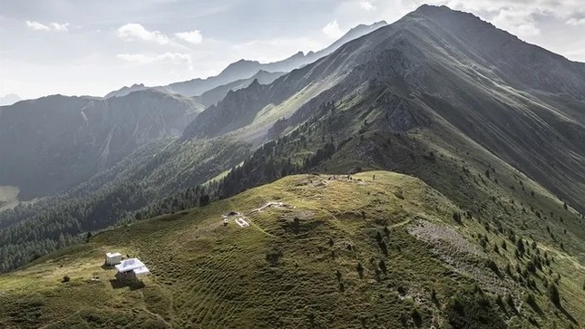 Phát hiện gây chấn động về trại lính ẩn mình trong dãy núi Alps của Thụy Sĩ- Ảnh 1.