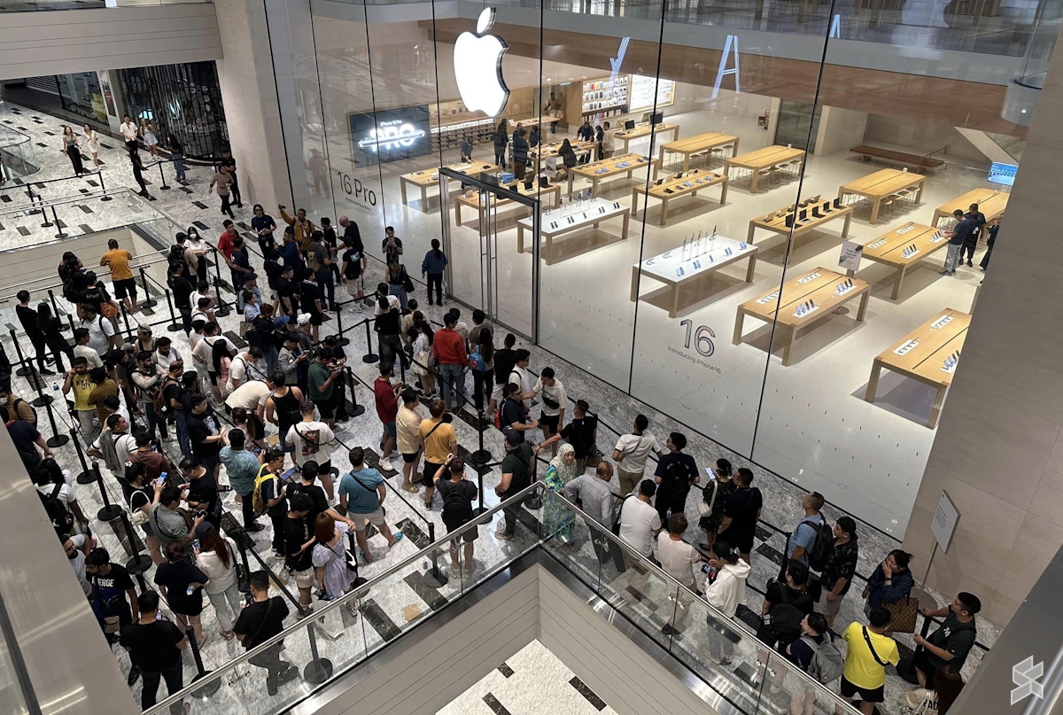 Nhóm người Việt xếp hàng đầu tiên tại Apple Store Malaysia để mua iPhone 16- Ảnh 3.