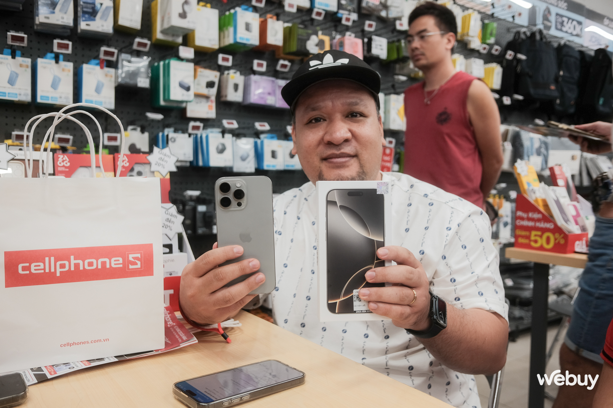 Ngày đầu mở bán iPhone 16 series: 3 giờ sáng vẫn 