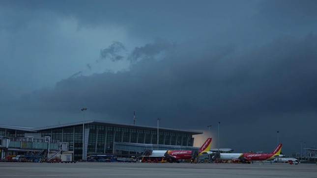 Nội Bài đóng cửa, toàn bộ máy bay chằng néo trên sân đỗ- Ảnh 9.