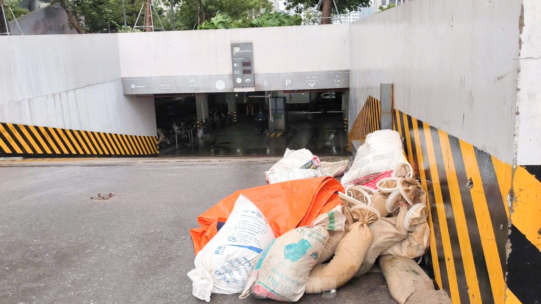 Người Hà Nội dùng bao cát gia cố nhà cửa, chi tiền thuê xe container ngăn gió, chống bão Yagi- Ảnh 5.