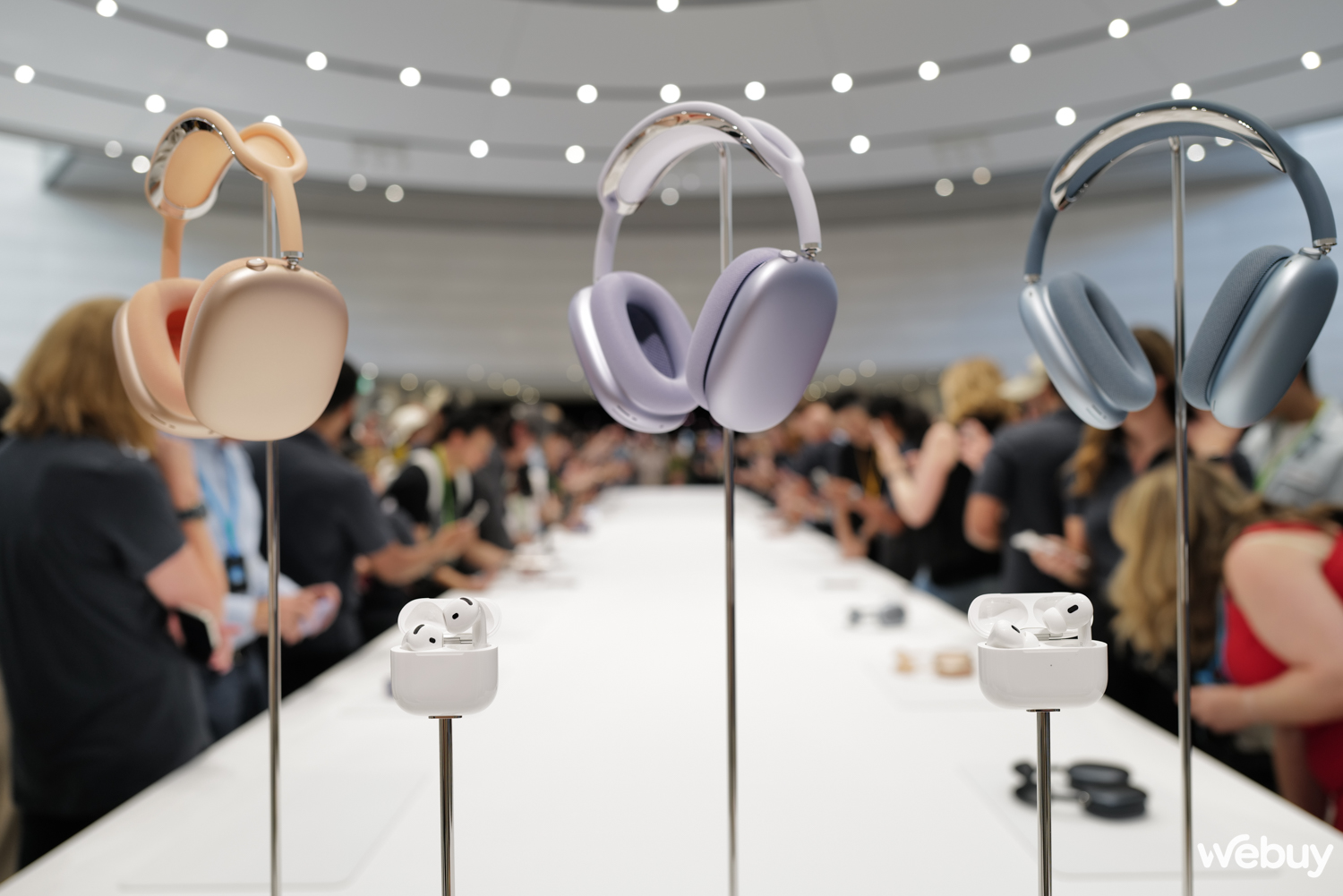 Trên tay Apple AirPods 4 và AirPods Max: Bản thường cũng có ANC, bản Pro thêm tính năng trợ thính, bản Max nâng cấp nhẹ- Ảnh 1.