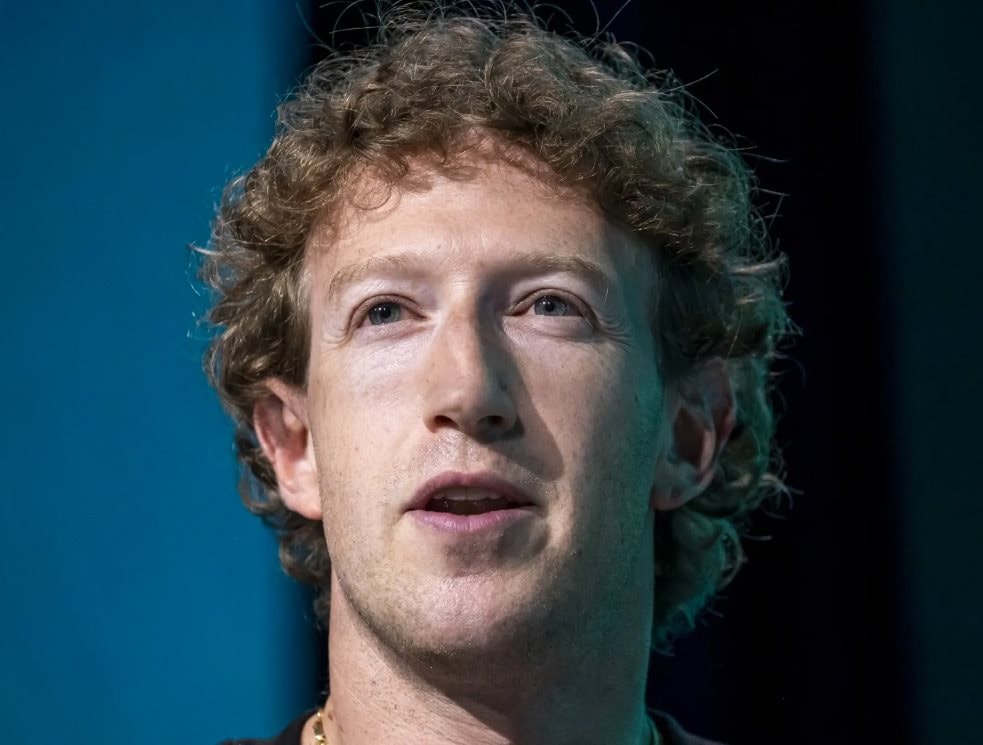 'Kẻ biến hình' vĩ đại Mark Zuckerberg: Mỗi năm đối mặt với cả thế giới bằng một con người khác, đều đặn giúp Meta phình to thành đế chế nghìn tỷ USD- Ảnh 1.