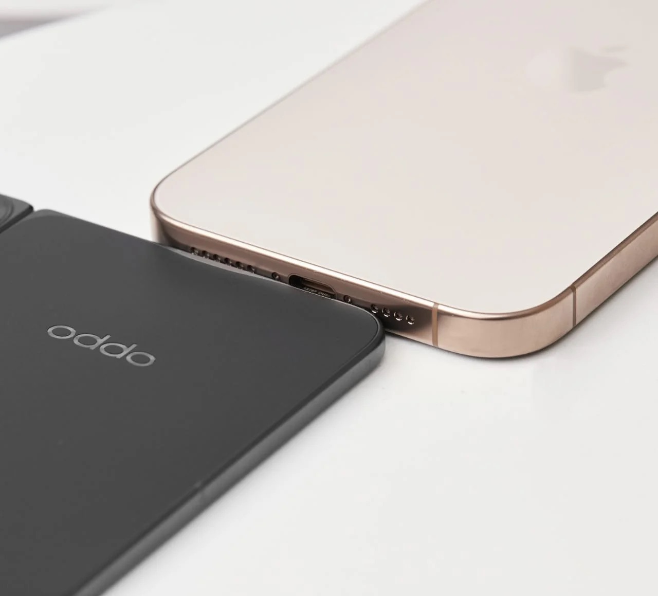 Đặt Find N5 cạnh iPhone 16 Pro Max mới thấy Oppo đỉnh thế nào: Máy gập mà mỏng dính như máy dạng thanh, vẫn có camera Hasselblad và pin 5.700mAh- Ảnh 2.