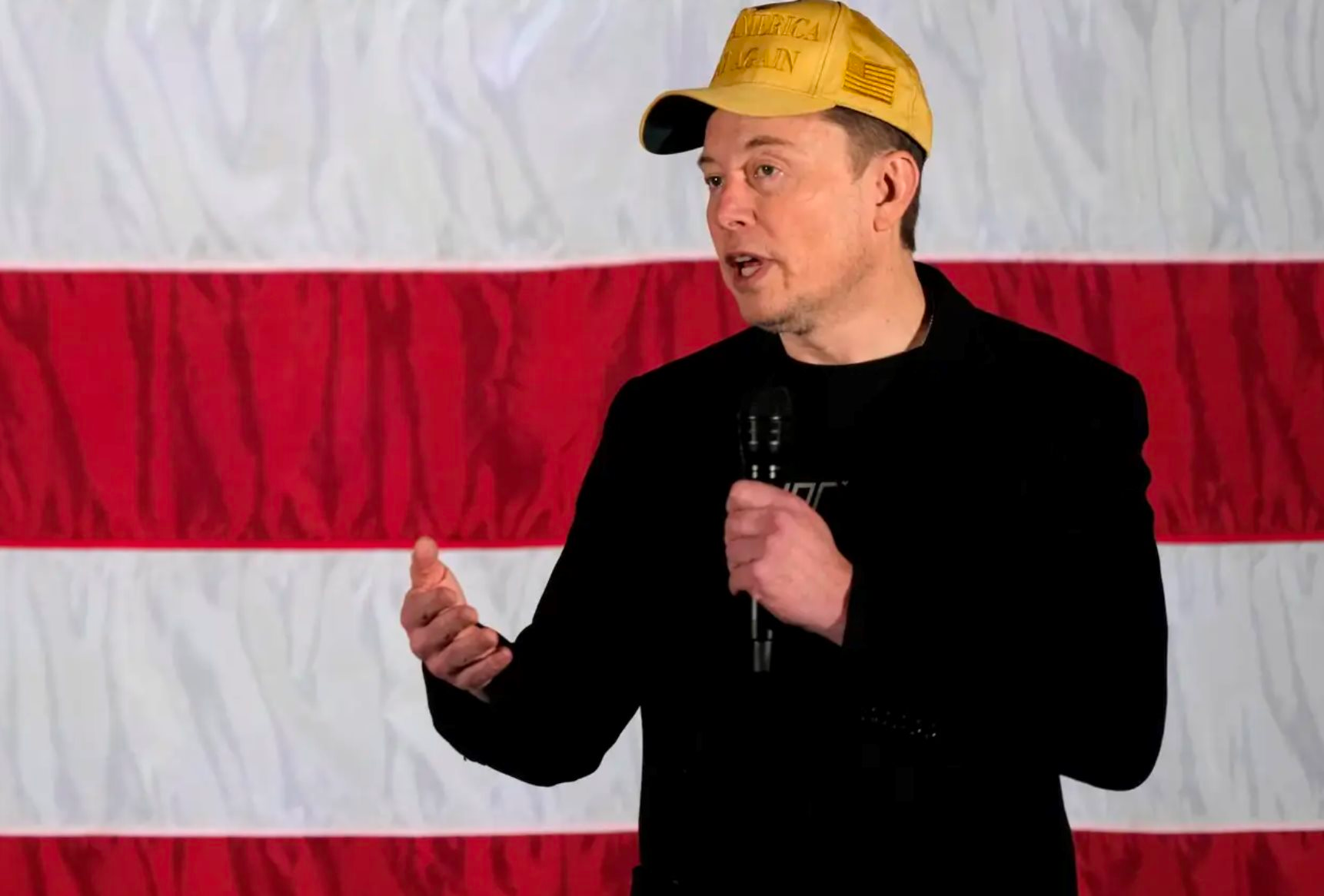 Tổng thống Trump vừa 'bắt tay' với một loạt tỷ phú công nghệ, 'bộ trưởng' Elon Musk ngay lập tức 'dội gáo nước lạnh' vào dự án 500 tỷ USD- Ảnh 1.