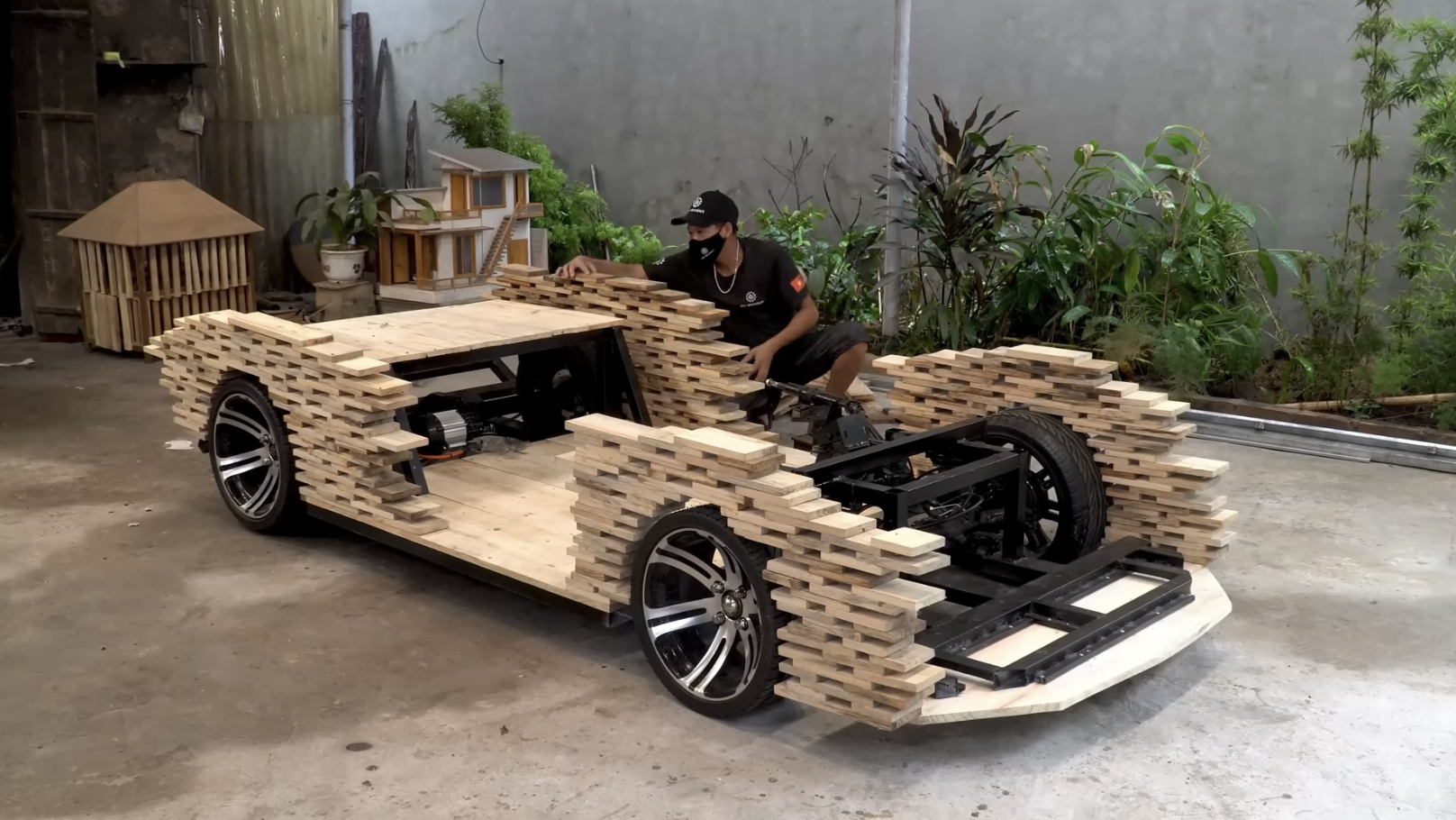 Thợ Việt gom 1 triệu tấm gỗ vụn thành 'siêu xe Lamborghini Revuelto' tặng con, ra đường buổi đêm ai cũng phải nhìn- Ảnh 2. Thợ Việt gom 1 triệu tấm gỗ vụn thành 'siêu xe Lamborghini Revuelto' tặng con, ra đường buổi đêm ai cũng phải nhìn- Ảnh 2.