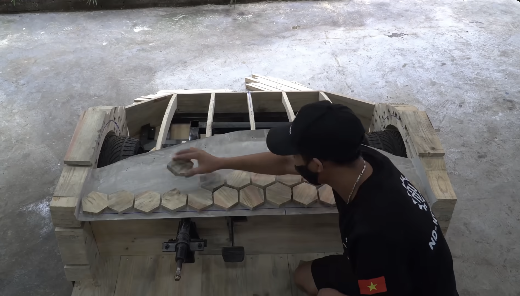 Thợ Việt gom 1 triệu tấm gỗ vụn thành 'siêu xe Lamborghini Revuelto' tặng con, ra đường buổi đêm ai cũng phải nhìn- Ảnh 5. Thợ Việt gom 1 triệu tấm gỗ vụn thành 'siêu xe Lamborghini Revuelto' tặng con, ra đường buổi đêm ai cũng phải nhìn- Ảnh 5.