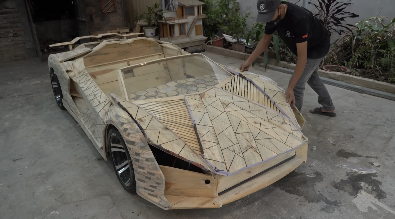 Thợ Việt gom 1 triệu tấm gỗ vụn thành 'siêu xe Lamborghini Revuelto' tặng con, ra đường buổi đêm ai cũng phải nhìn- Ảnh 4. Thợ Việt gom 1 triệu tấm gỗ vụn thành 'siêu xe Lamborghini Revuelto' tặng con, ra đường buổi đêm ai cũng phải nhìn- Ảnh 4.