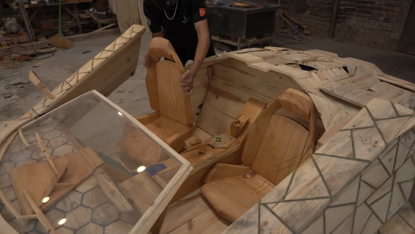 Thợ Việt gom 1 triệu tấm gỗ vụn thành 'siêu xe Lamborghini Revuelto' tặng con, ra đường buổi đêm ai cũng phải nhìn- Ảnh 8. Thợ Việt gom 1 triệu tấm gỗ vụn thành 'siêu xe Lamborghini Revuelto' tặng con, ra đường buổi đêm ai cũng phải nhìn- Ảnh 8.