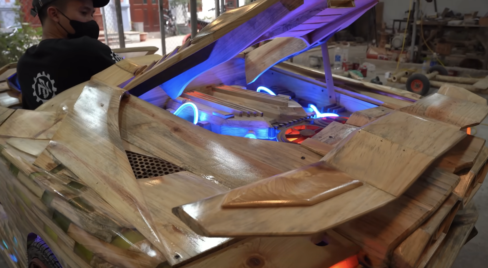 Thợ Việt gom 1 triệu tấm gỗ vụn thành 'siêu xe Lamborghini Revuelto' tặng con, ra đường buổi đêm ai cũng phải nhìn- Ảnh 9. Thợ Việt gom 1 triệu tấm gỗ vụn thành 'siêu xe Lamborghini Revuelto' tặng con, ra đường buổi đêm ai cũng phải nhìn- Ảnh 9.