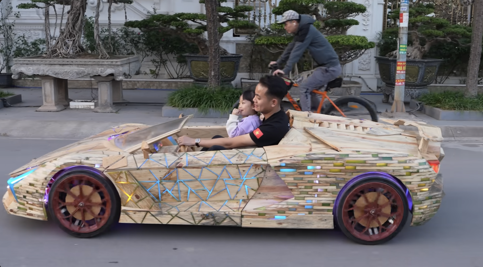 Thợ Việt gom 1 triệu tấm gỗ vụn thành 'siêu xe Lamborghini Revuelto' tặng con, ra đường buổi đêm ai cũng phải nhìn- Ảnh 1. Thợ Việt gom 1 triệu tấm gỗ vụn thành 'siêu xe Lamborghini Revuelto' tặng con, ra đường buổi đêm ai cũng phải nhìn- Ảnh 1.