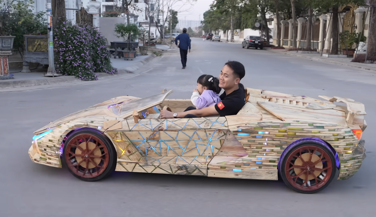 Thợ Việt gom 1 triệu tấm gỗ vụn thành 'siêu xe Lamborghini Revuelto' tặng con, ra đường buổi đêm ai cũng phải nhìn- Ảnh 11. Thợ Việt gom 1 triệu tấm gỗ vụn thành 'siêu xe Lamborghini Revuelto' tặng con, ra đường buổi đêm ai cũng phải nhìn- Ảnh 11.