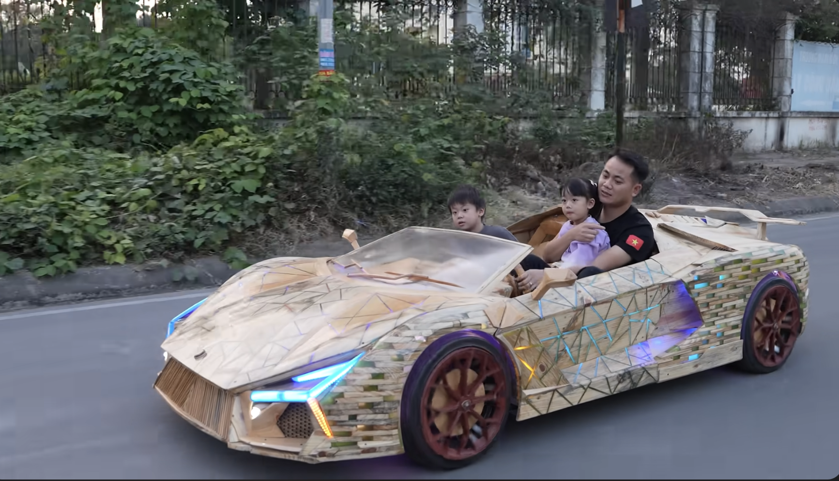 Thợ Việt gom 1 triệu tấm gỗ vụn thành 'siêu xe Lamborghini Revuelto' tặng con, ra đường buổi đêm ai cũng phải nhìn- Ảnh 10. Thợ Việt gom 1 triệu tấm gỗ vụn thành 'siêu xe Lamborghini Revuelto' tặng con, ra đường buổi đêm ai cũng phải nhìn- Ảnh 10.