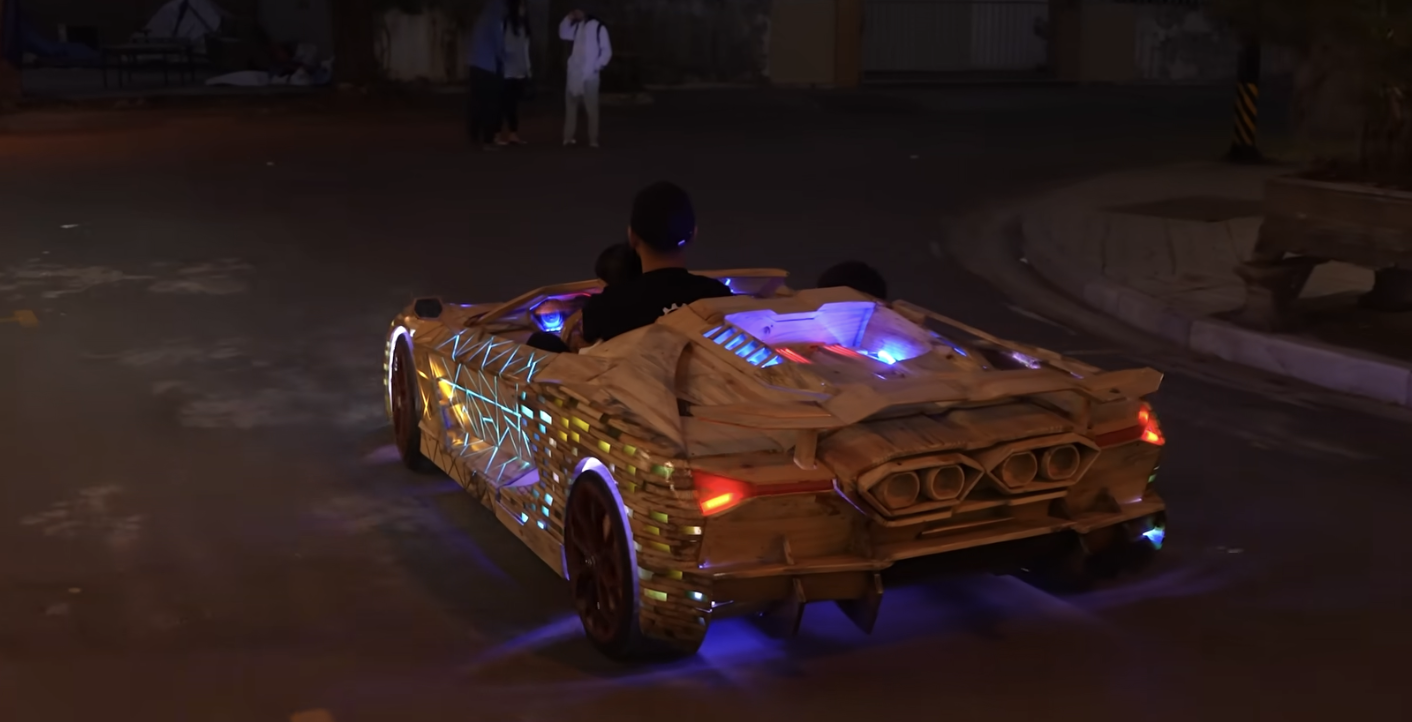 Thợ Việt gom 1 triệu tấm gỗ vụn thành 'siêu xe Lamborghini Revuelto' tặng con, ra đường buổi đêm ai cũng phải nhìn- Ảnh 12. Thợ Việt gom 1 triệu tấm gỗ vụn thành 'siêu xe Lamborghini Revuelto' tặng con, ra đường buổi đêm ai cũng phải nhìn- Ảnh 12.