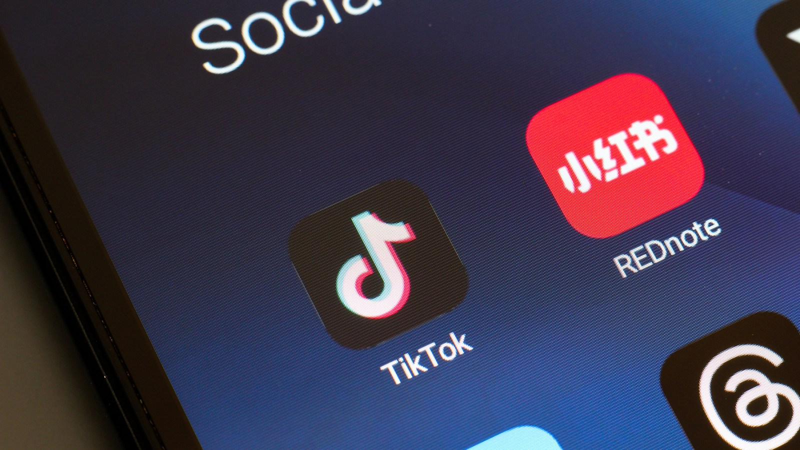 TikTok bị cấm, iPhone cài sẵn TikTok bỗng thành 'hàng hot': Đã có dân buôn rao bán tới 1,2 tỷ đồng- Ảnh 1.