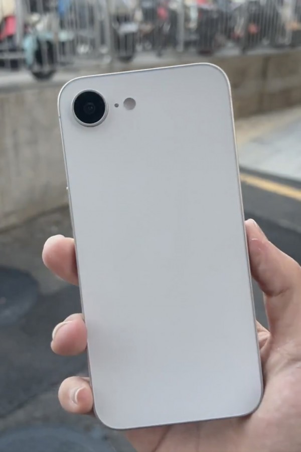 Rò rỉ video trên tay iPhone SE 4: Không như tin đồn- Ảnh 2. Rò rỉ video trên tay iPhone SE 4: Không như tin đồn- Ảnh 2.