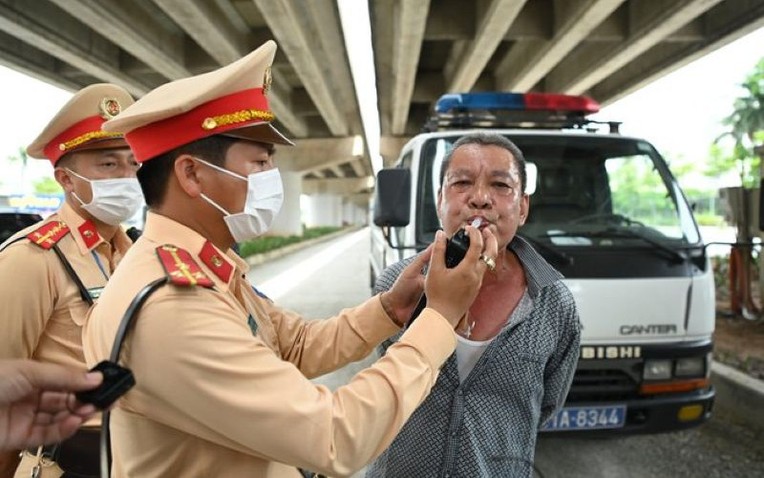 Sau khi uống rượu bia, phải đợi bao nhiêu tiếng đồng hồ thì nồng độ cồn mới về 0, để lái xe không bị phạt?- Ảnh 1.