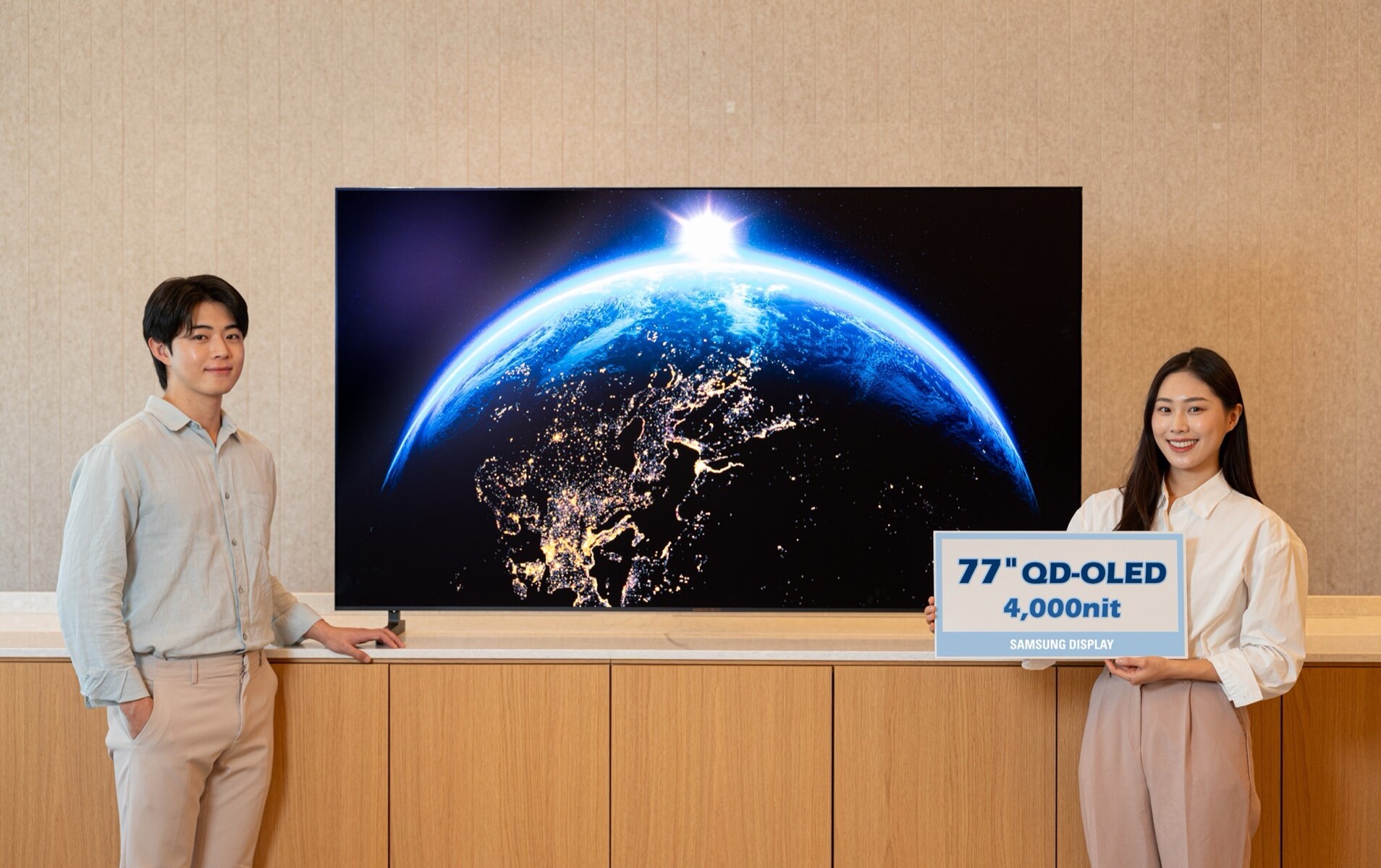 Samsung trình diễn loạt công nghệ màn hình mới: Tấm nền QD-OLED 4.000 nits, màn hình gập 18 inch, màn hình cuộn 5 inch- Ảnh 1.