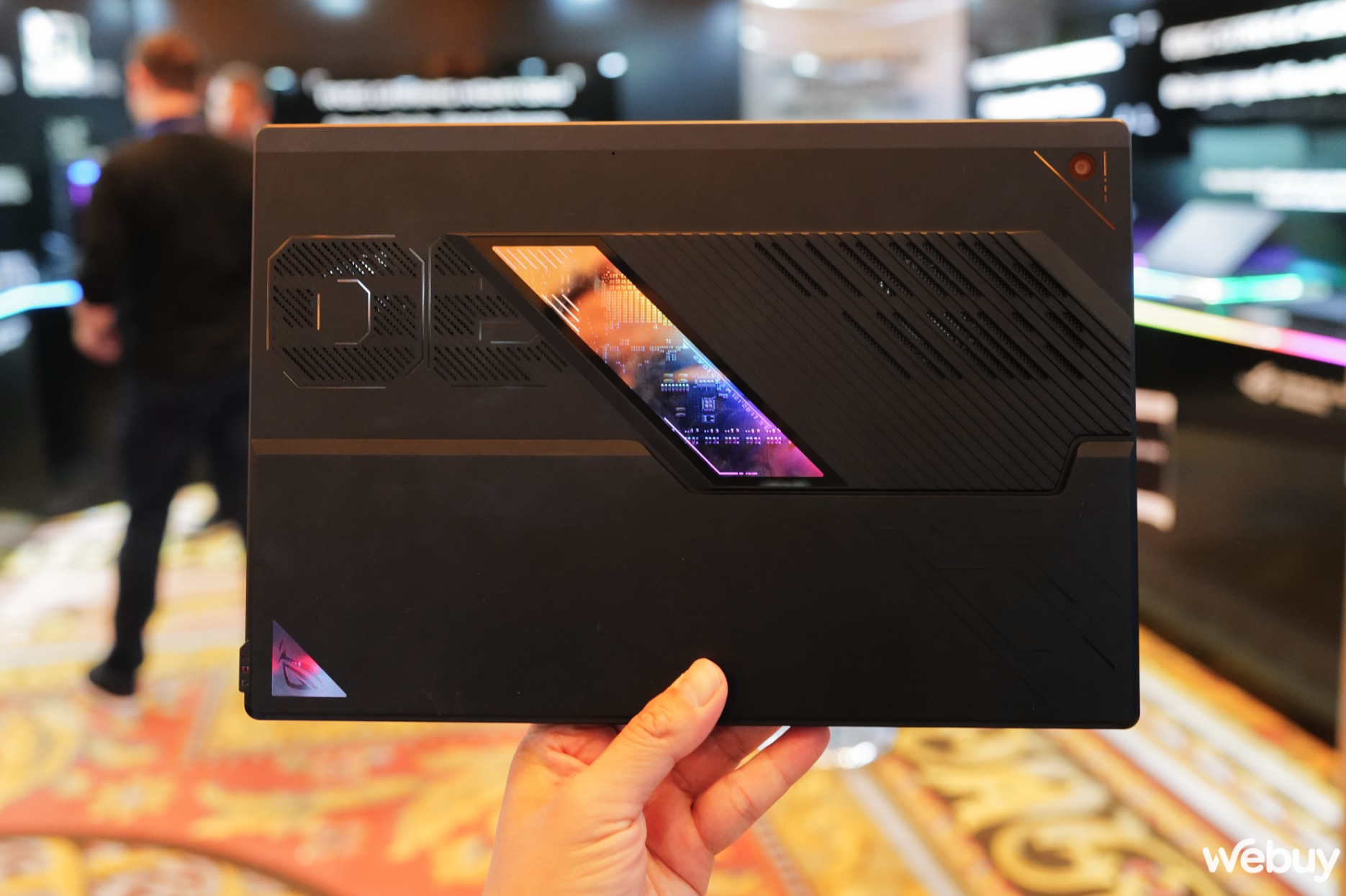 Cận cảnh Asus ROG Flow Z13 2025: Mang sức mạnh của gaming laptop vào thân hình tablet nhỏ bé- Ảnh 2.