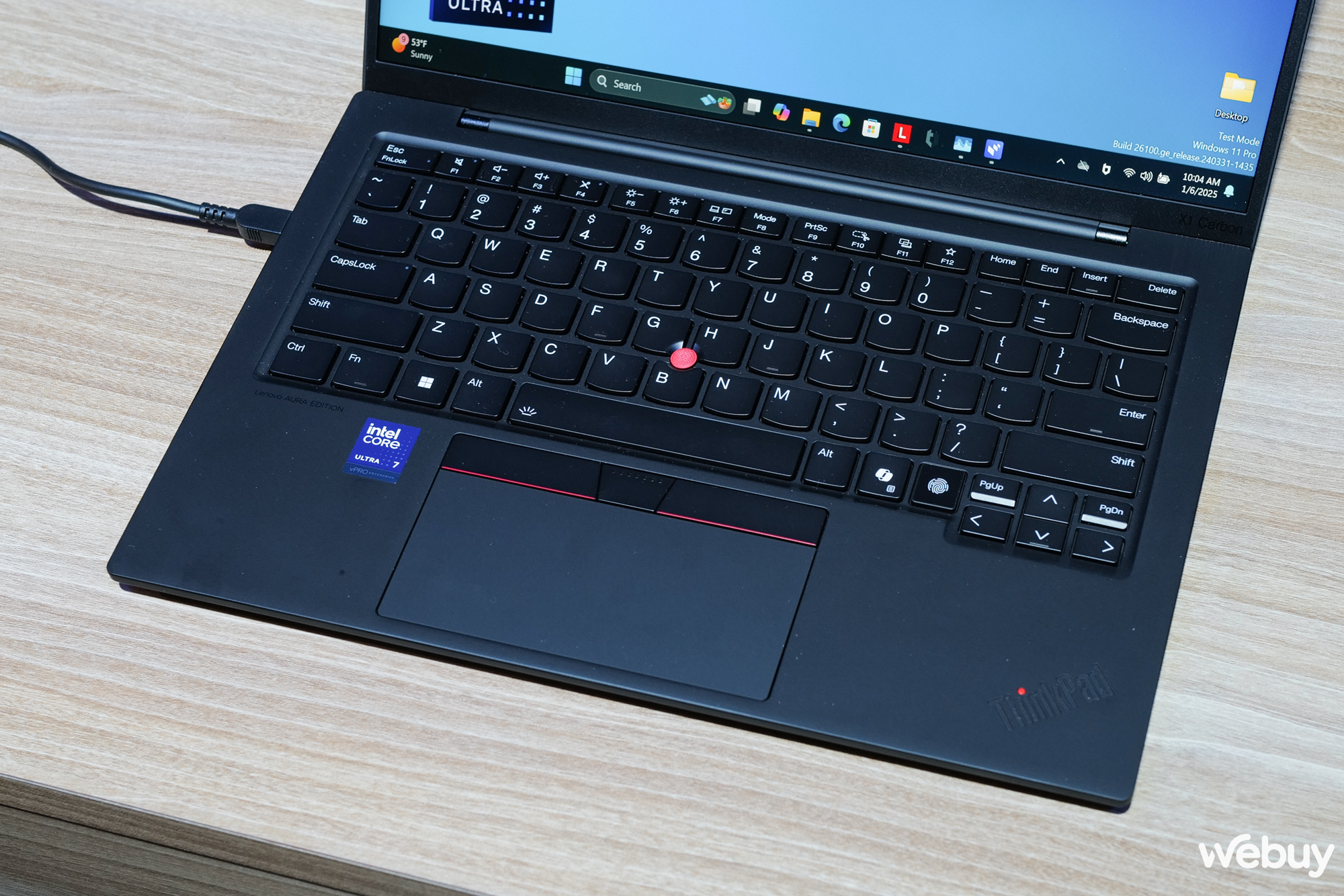 Trên tay ThinkPad X1 Carbon Gen 13: Siêu nhẹ và vẫn giữ đúng 'chất ThinkPad'- Ảnh 6.