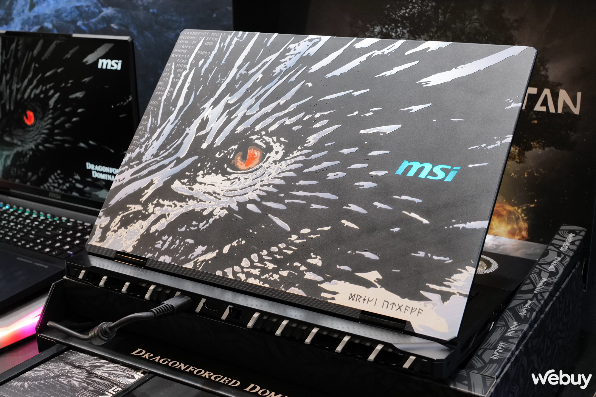 Cận cảnh “Rồng Bắc Âu” MSI Titan 18 HX Dragon Edition: Siêu laptop mạnh mẽ với Intel Core Ultra 9 285HX, Nvidia RTX 5090 và thiết kế “ngầu vô đối”- Ảnh 3.