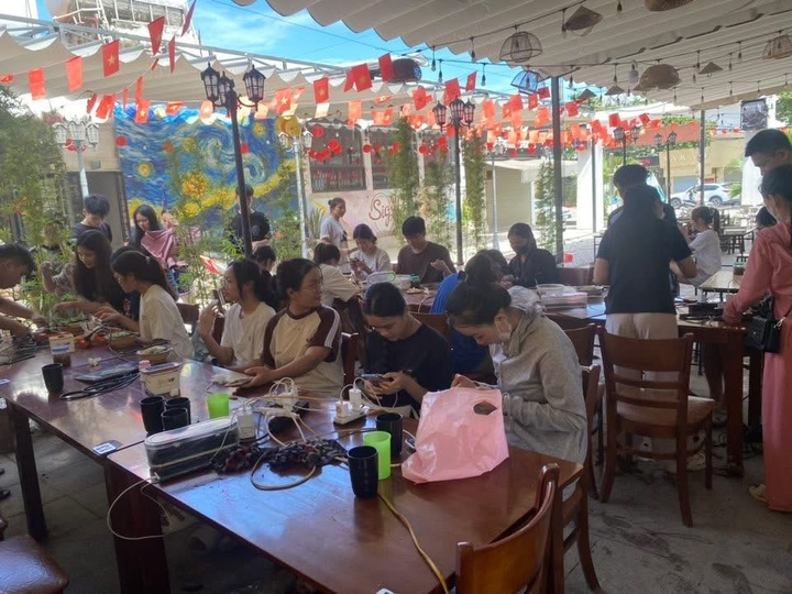 Chủ quán ăn ở Thái Nguyên hỗ trợ sinh viên sạc điện, ăn uống miễn phí- Ảnh 1. Chủ quán ăn ở Thái Nguyên hỗ trợ sinh viên sạc điện, ăn uống miễn phí- Ảnh 1.