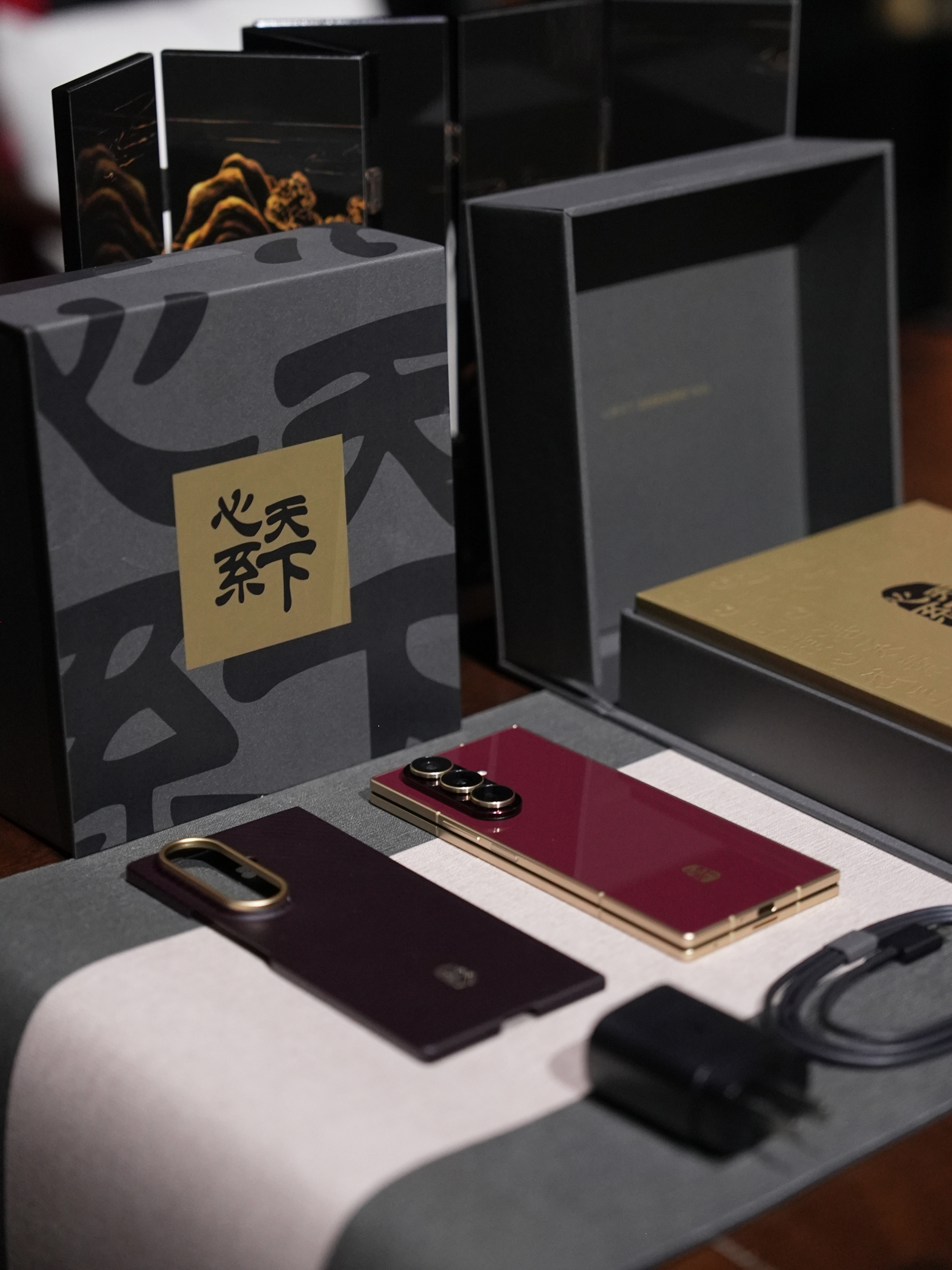 Galaxy Z Fold7 Có Bản Dát Vàng Cực Độc Lạ, Giá Gần 64 Triệu Đồng Nhưng Chưa Chắc Bạn Đã Mua Được- Ảnh 2. Galaxy Z Fold7 Có Bản Dát Vàng Cực Độc Lạ, Giá Gần 64 Triệu Đồng Nhưng Chưa Chắc Bạn Đã Mua Được- Ảnh 2.