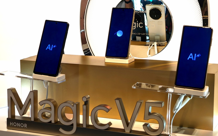 HONOR Magic V5 chính thức ra mắt: Mỏng đẹp thôi là chưa đủ, "tắm" trong máy giặt mà vẫn vô tư mới đáng kinh ngạc- Ảnh 1. HONOR Magic V5 chính thức ra mắt: Mỏng đẹp thôi là chưa đủ, "tắm" trong máy giặt mà vẫn vô tư mới đáng kinh ngạc- Ảnh 1.