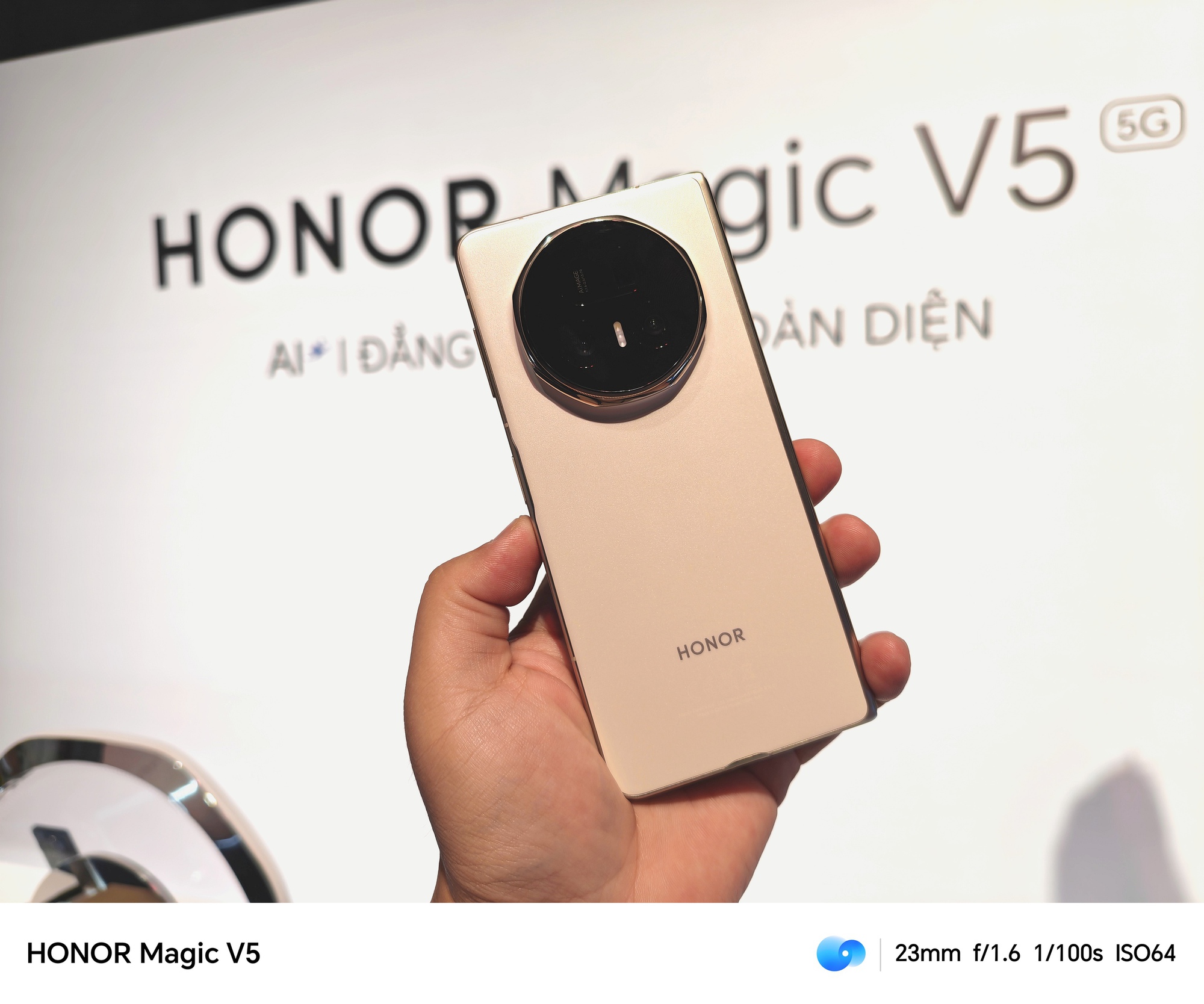 HONOR Magic V5 chính thức ra mắt: Mỏng đẹp thôi là chưa đủ, "tắm" trong máy giặt mà vẫn vô tư mới đáng kinh ngạc- Ảnh 2. HONOR Magic V5 chính thức ra mắt: Mỏng đẹp thôi là chưa đủ, "tắm" trong máy giặt mà vẫn vô tư mới đáng kinh ngạc- Ảnh 2.