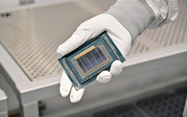 Intel vén màn Panther Lake – chip 18A đầu tiên, tuyên chiến cả AMD lẫn Nvidia với hiệu năng CPU & GPU tăng 50%- Ảnh 1. Intel vén màn Panther Lake – chip 18A đầu tiên, tuyên chiến cả AMD lẫn Nvidia với hiệu năng CPU & GPU tăng 50%- Ảnh 1.