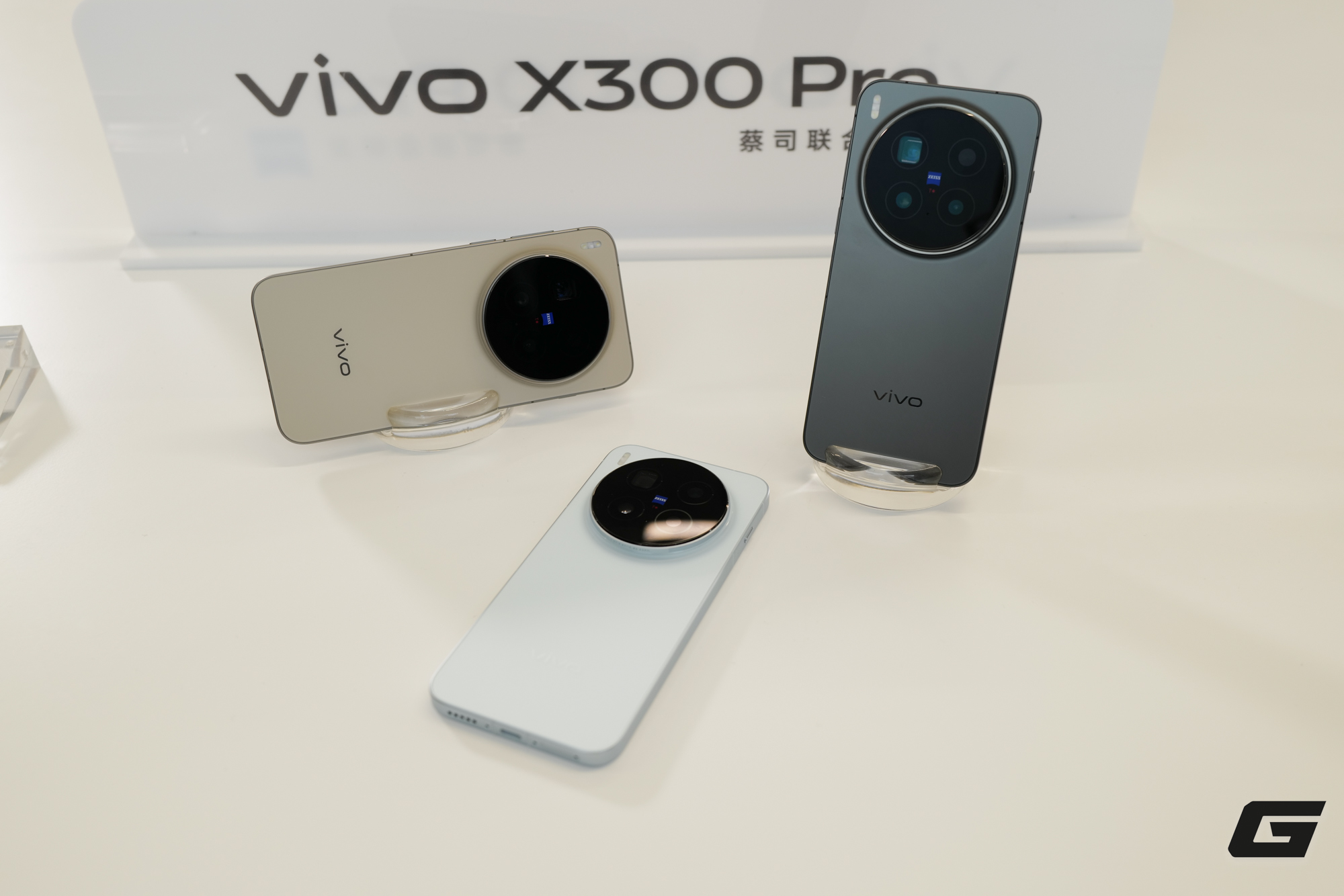Trên Tay Vivo X300 Và X300 Pro: Thiết Kế Vuông Vắn, Camera Zeiss Cực Xịn, Có Cả Phụ Kiện Zoom Siêu Xa Cho Ai Thích Trên Tay Vivo X300 Và X300 Pro: Thiết Kế Vuông Vắn, Camera Zeiss Cực Xịn, Có Cả Phụ Kiện Zoom Siêu Xa Cho Ai Thích