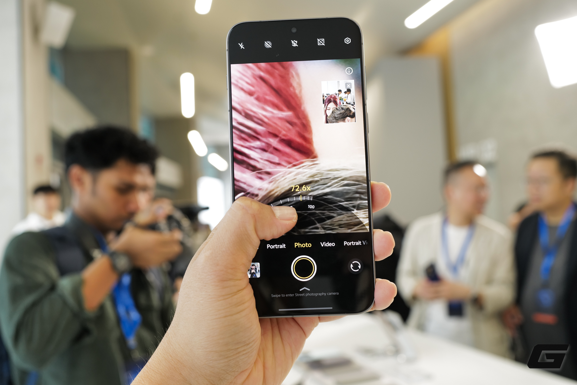 Trên Tay Vivo X300 Và X300 Pro: Thiết Kế Vuông Vắn, Camera Zeiss Cực Xịn, Có Cả Phụ Kiện Zoom Siêu Xa Cho Ai Thích Trên Tay Vivo X300 Và X300 Pro: Thiết Kế Vuông Vắn, Camera Zeiss Cực Xịn, Có Cả Phụ Kiện Zoom Siêu Xa Cho Ai Thích