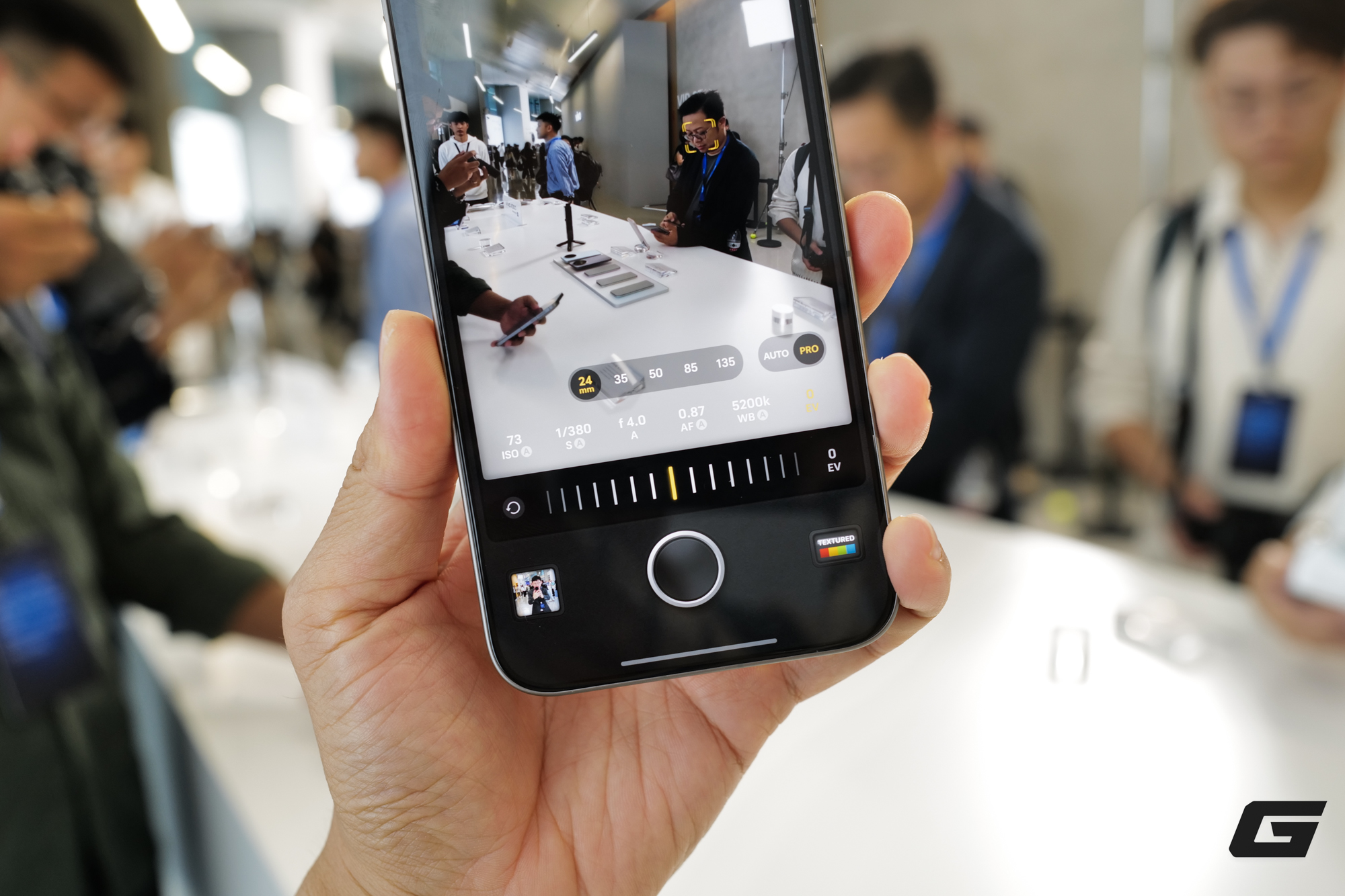 Trên Tay Vivo X300 Và X300 Pro: Thiết Kế Vuông Vắn, Camera Zeiss Cực Xịn, Có Cả Phụ Kiện Zoom Siêu Xa Cho Ai Thích Trên Tay Vivo X300 Và X300 Pro: Thiết Kế Vuông Vắn, Camera Zeiss Cực Xịn, Có Cả Phụ Kiện Zoom Siêu Xa Cho Ai Thích