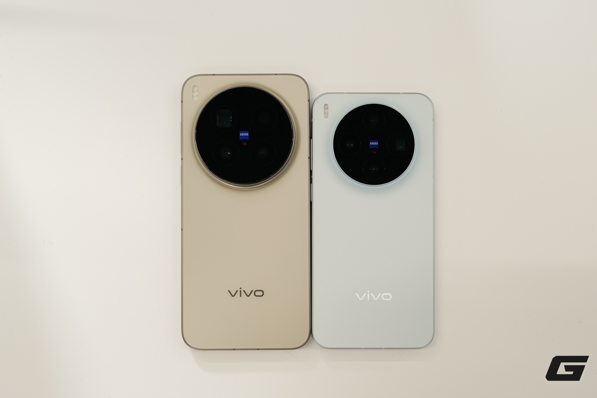 Trên Tay Vivo X300 Và X300 Pro: Thiết Kế Vuông Vắn, Camera Zeiss Cực Xịn, Có Cả Phụ Kiện Zoom Siêu Xa Cho Ai Thích Trên Tay Vivo X300 Và X300 Pro: Thiết Kế Vuông Vắn, Camera Zeiss Cực Xịn, Có Cả Phụ Kiện Zoom Siêu Xa Cho Ai Thích