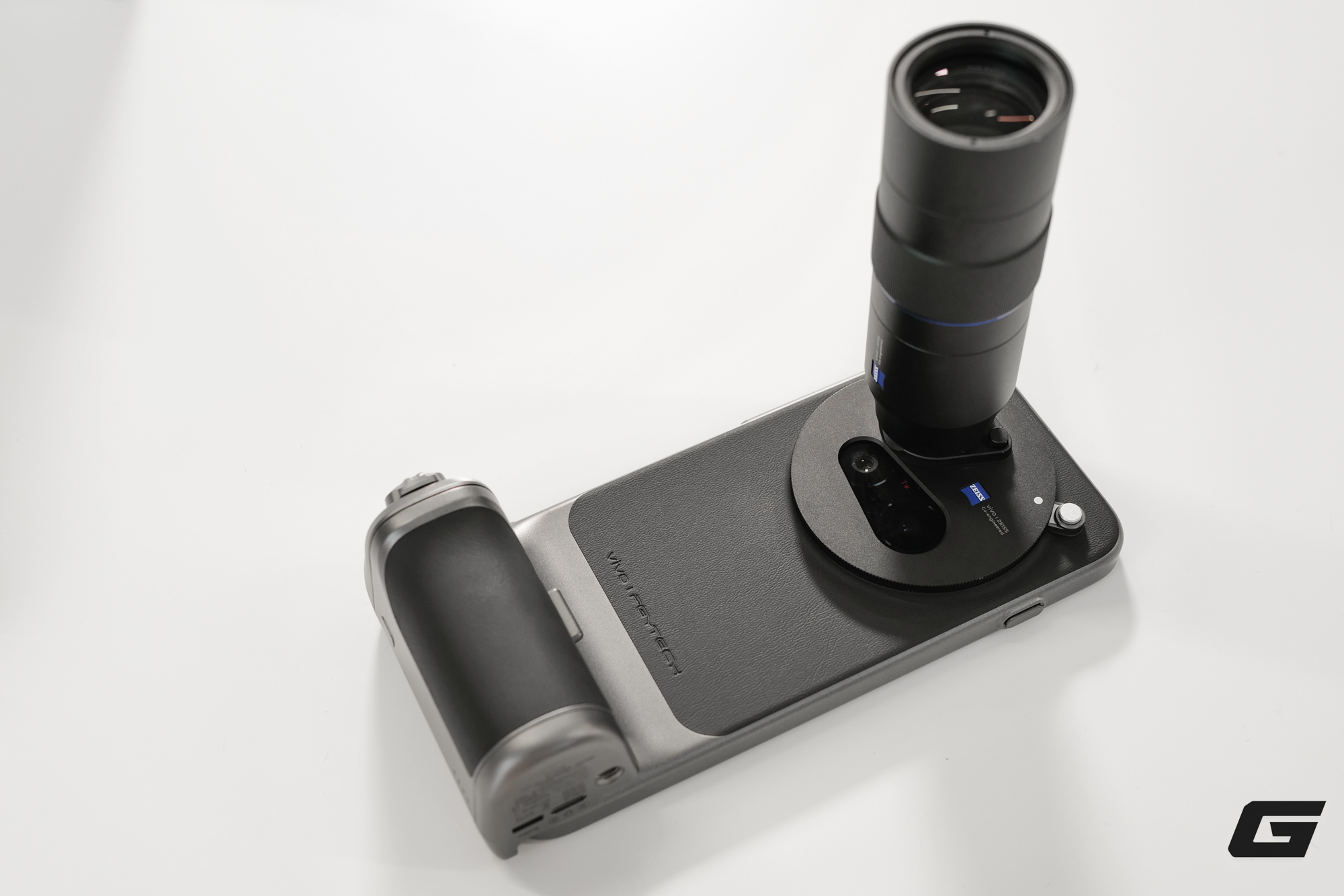 Trên Tay Vivo X300 Và X300 Pro: Thiết Kế Vuông Vắn, Camera Zeiss Cực Xịn, Có Cả Phụ Kiện Zoom Siêu Xa Cho Ai Thích Trên Tay Vivo X300 Và X300 Pro: Thiết Kế Vuông Vắn, Camera Zeiss Cực Xịn, Có Cả Phụ Kiện Zoom Siêu Xa Cho Ai Thích