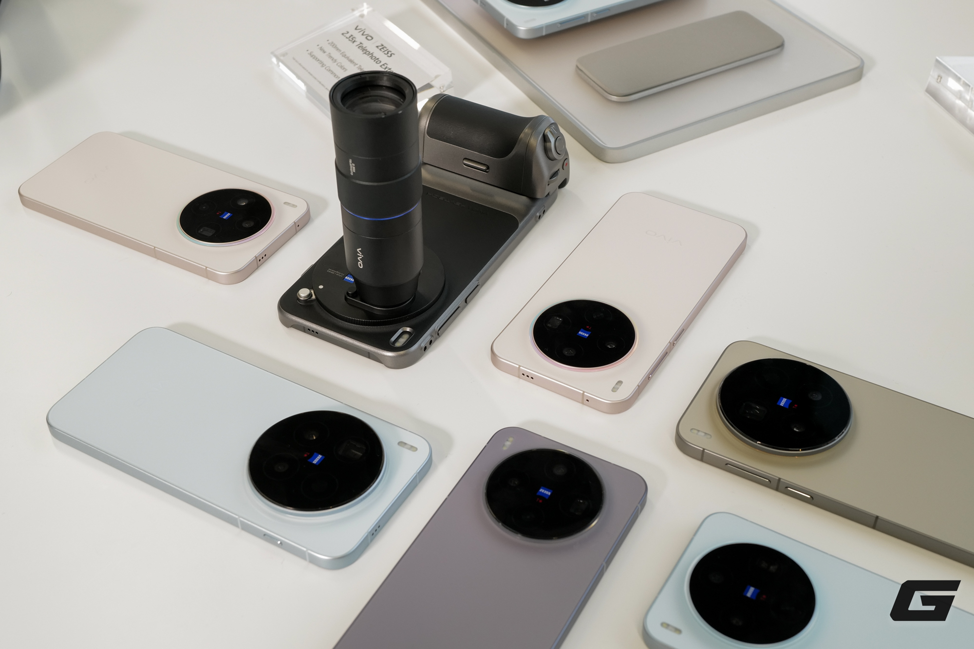 Trên Tay Vivo X300 Và X300 Pro: Thiết Kế Vuông Vắn, Camera Zeiss Cực Xịn, Có Cả Phụ Kiện Zoom Siêu Xa Cho Ai Thích Trên Tay Vivo X300 Và X300 Pro: Thiết Kế Vuông Vắn, Camera Zeiss Cực Xịn, Có Cả Phụ Kiện Zoom Siêu Xa Cho Ai Thích