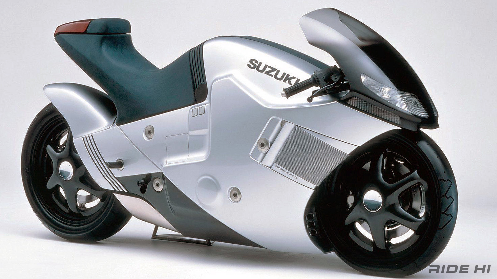 Hơn 30 năm trước Suzuki đã từng làm ra những chiếc xe máy 'siêu nhân' dẫn động hai cầu như ô tô- Ảnh 11. Hơn 30 năm trước Suzuki đã từng làm ra những chiếc xe máy 'siêu nhân' dẫn động hai cầu như ô tô- Ảnh 11.