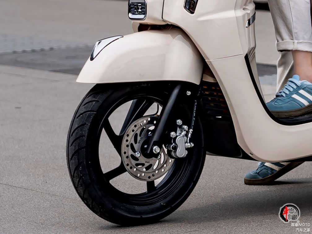 'Tân binh' xe ga 125cc giá 27 triệu đồng ra mắt: ngoại hình như Vespa, trang bị áp đảo Honda Vision- Ảnh 4. 'Tân binh' xe ga 125cc giá 27 triệu đồng ra mắt: ngoại hình như Vespa, trang bị áp đảo Honda Vision- Ảnh 4.