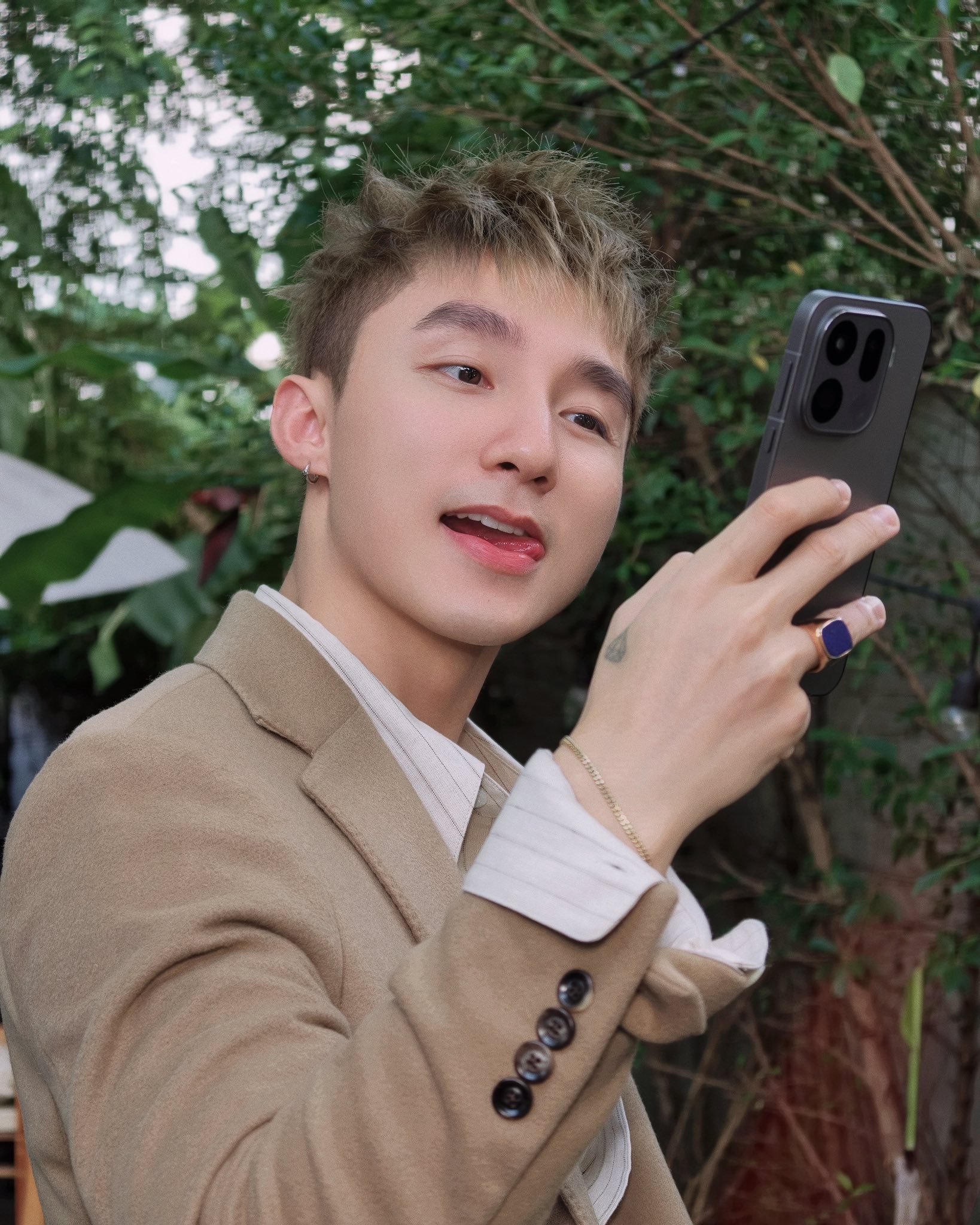 Vừa ra mắt chưa kịp mở bán, OPPO Find X9 Pro đã có người Việt cầm trên tay và test camera- Ảnh 1. Vừa ra mắt chưa kịp mở bán, OPPO Find X9 Pro đã có người Việt cầm trên tay và test camera- Ảnh 1.