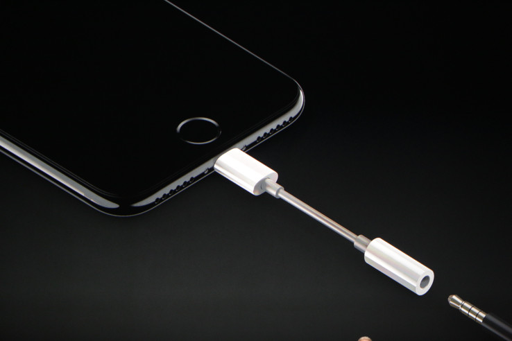Chỉ là cái dongle 3.5mm để nghe nhạc cũng "thượng vàng, hạ cám": Dongle Apple 300 nghìn khác gì loại cao cấp giá hơn 3 triệu?- Ảnh 1. Chỉ là cái dongle 3.5mm để nghe nhạc cũng "thượng vàng, hạ cám": Dongle Apple 300 nghìn khác gì loại cao cấp giá hơn 3 triệu?- Ảnh 1.