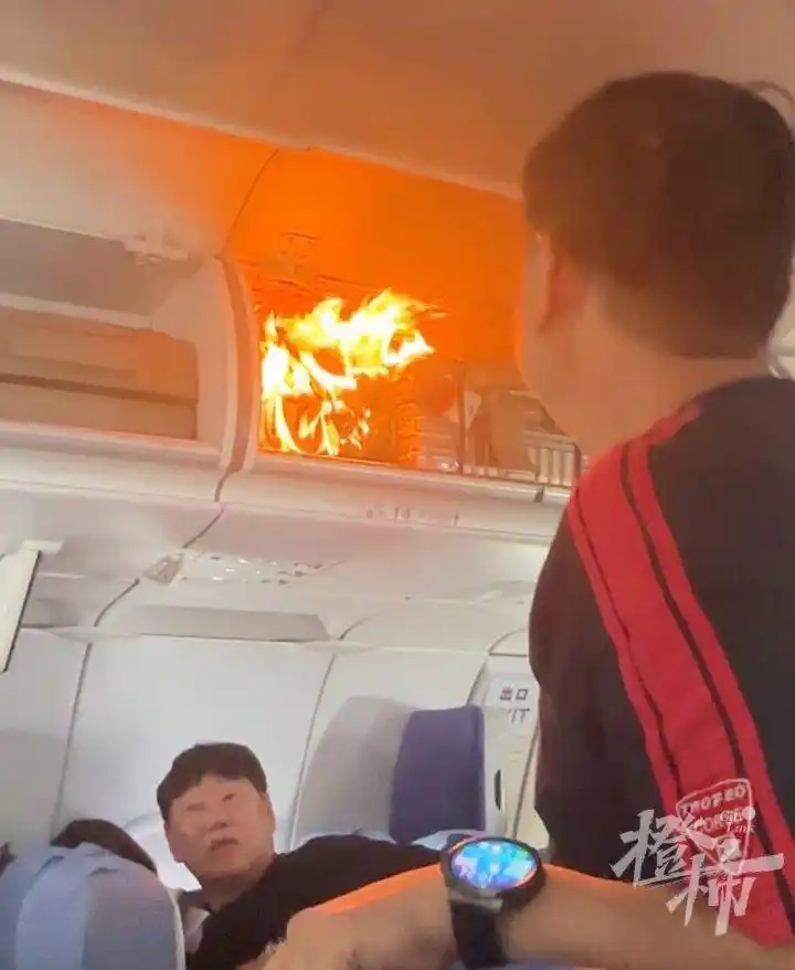 Khoang hành lý bốc cháy dữ dội vì sạc dự phòng, máy bay phải hạ cánh khẩn cấp khi đang ở độ cao 10.000 mét- Ảnh 1. Khoang hành lý bốc cháy dữ dội vì sạc dự phòng, máy bay phải hạ cánh khẩn cấp khi đang ở độ cao 10.000 mét- Ảnh 1.