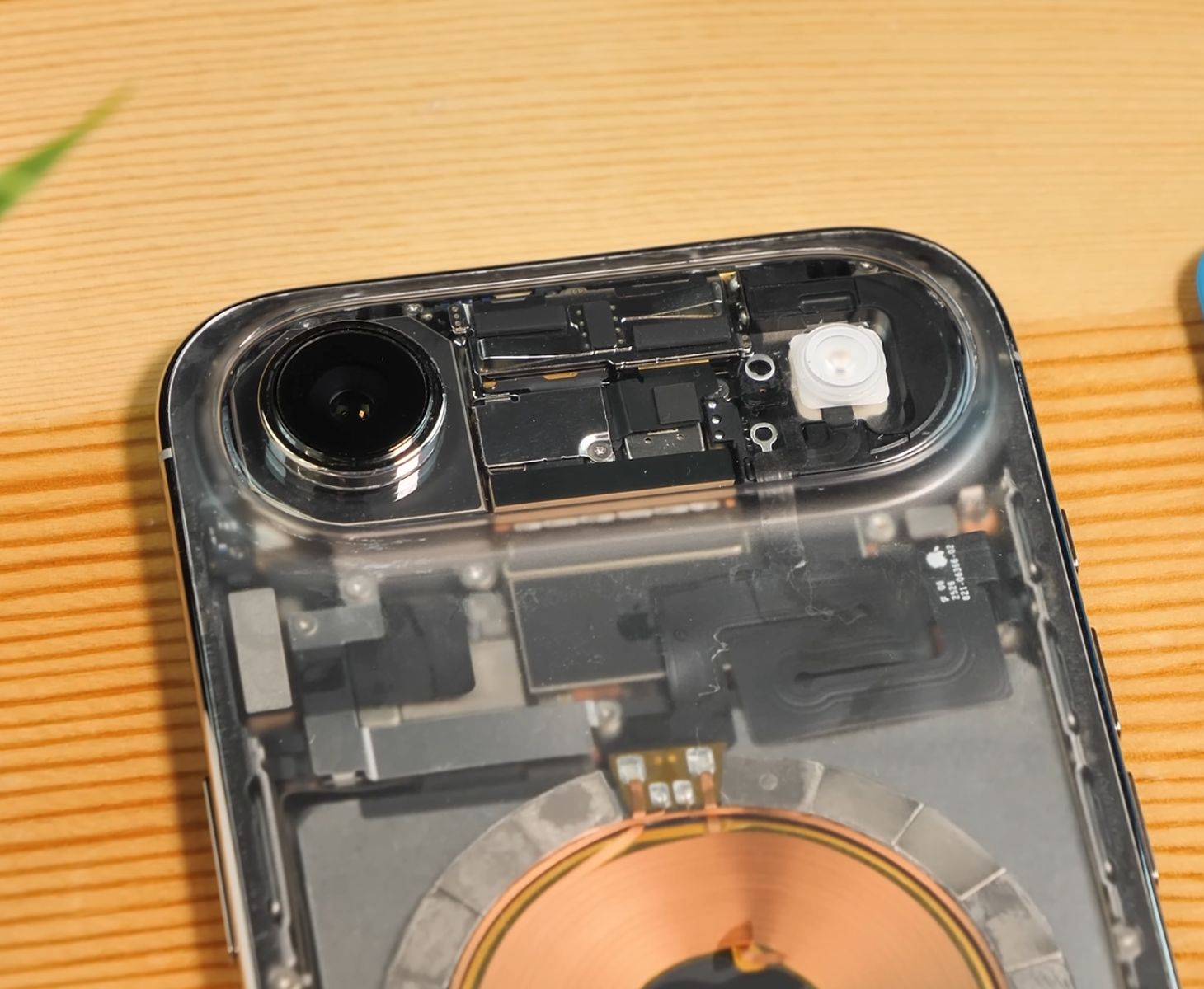 Apple mà làm iPhone Air lưng trong suốt thế này, đảm bảo đắt hàng gấp đôi- Ảnh 1. Apple mà làm iPhone Air lưng trong suốt thế này, đảm bảo đắt hàng gấp đôi- Ảnh 1.